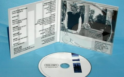 Digipack a 4 pagine (2 ante).