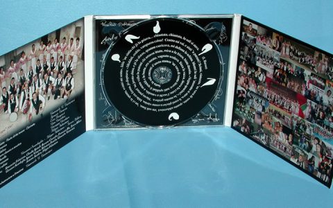 Digipack a 6 pagine (3 ante).