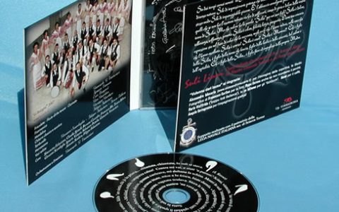 Digipack a 6 pagine (3 ante).