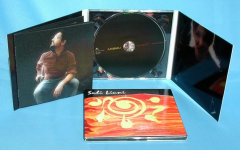 Digipack a 6 pagine (3 ante) con libretto incollato.