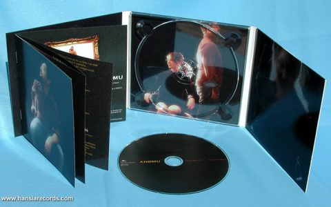 Digipack a 6 pagine (3 ante) con libretto incollato.